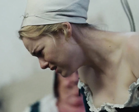 Emma Stone naked - The Favourite (2018)