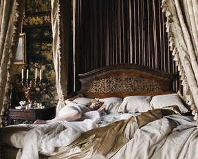 Emma Stone naked - The Favourite (2018)