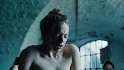 Emma Stone naked - The Favourite (2018)