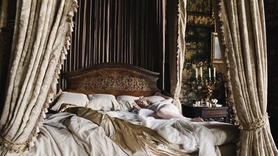 Emma Stone naked - The Favourite (2018)