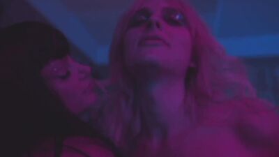 Bella Thorne, Libby Mintz, Andreja Pejic, Caroline D'Amore - Habit (2021)
