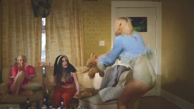 Bella Thorne, Libby Mintz, Andreja Pejic, Caroline D'Amore - Habit (2021)