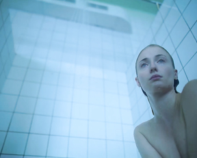 Sophie Turner nude - Survive s01e01 (2020)