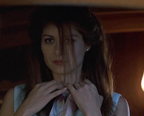 Debra Messing naked - The Wedding Date (2005)