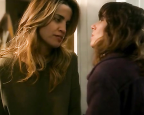 Linda Cardellini nude - Dead To Me (2020)