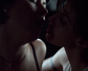 Jennifer Tilly and Gina Gershon - Bound (1996)