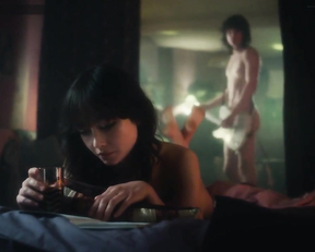 Sydney Chandler, Maisie Williams nude, Emma Appleton - Pistols (2022)