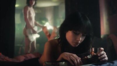 Sydney Chandler, Maisie Williams nude, Emma Appleton - Pistols (2022)