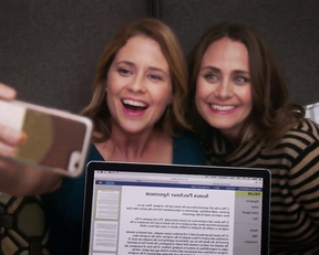 Jenna Fischer sexy - Splitting Up Together s01e04 (2018)