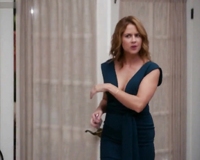 Jenna Fischer sexy - Splitting Up Together s01e04 (2018)