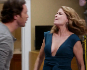 Jenna Fischer sexy - Splitting Up Together s01e04 (2018)