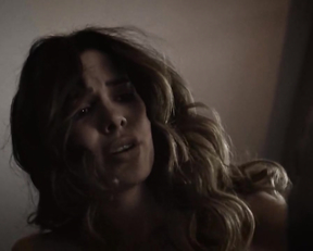 Nadine Velazquez sexy - Six s01e05 (2017)