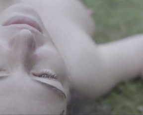 Esther Zimmering naked - Goosebumps (2022)