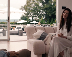 Anne Hathaway sexy - WeCrashed s01e06e08 (2022)