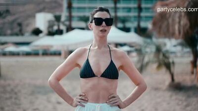 Anne Hathaway sexy - WeCrashed s01e06e08 (2022)