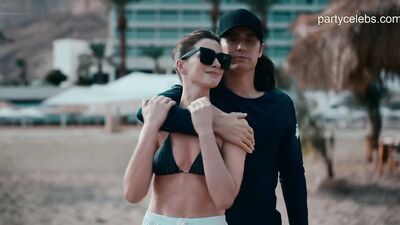 Anne Hathaway sexy - WeCrashed s01e06e08 (2022)