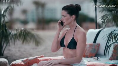 Anne Hathaway sexy - WeCrashed s01e06e08 (2022)