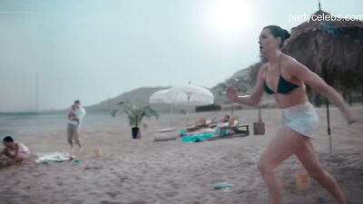 Anne Hathaway sexy - WeCrashed s01e06e08 (2022)