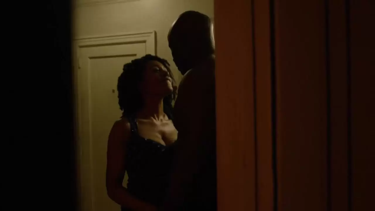 Simone Missick sexy - Luke Cage s01e01 (2016) : MoviesSexScenes