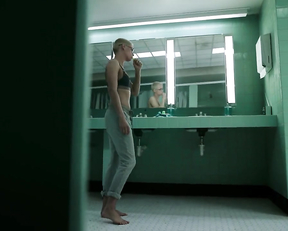 Kristen Stewart sexy - Underwater (2020)