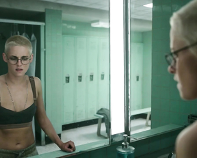 Kristen Stewart sexy - Underwater (2020)