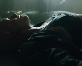 Kristen Stewart sexy - Underwater (2020)