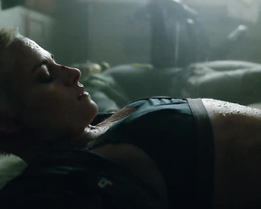 Kristen Stewart sexy - Underwater (2020)