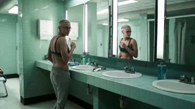 Kristen Stewart sexy - Underwater (2020)