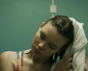 Moana Goetze nude - Ein Mädchen wird vermisst (2021)