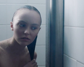 Lily-Rose Depp nude - Les fauves (2018)