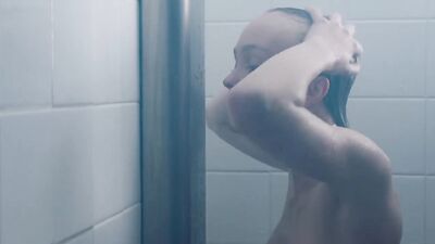 Lily-Rose Depp nude - Les fauves (2018)