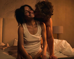 Sarah Shahi, Margaret Odette - Sex/Life 1-4 (2021)