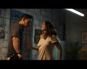 Alison Brie sexy - Freelance (2023)