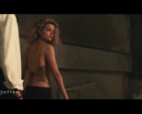 Elektra Jansson-Kilbey sexy - Shantaram s01e06 (2022)