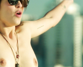 Lina Esco, Lola Kirke – Free the Nipple (2014)