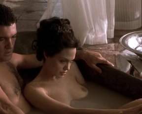 Angelina Jolie nude – Original Sin (2001)