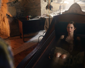 Charlotte Hope naked - The Spanish Princess s01e01 (2019)