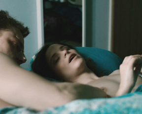 Jasna Fritzi Bauer nude - Goliath (2017)