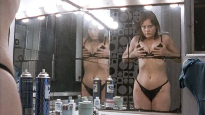 Lisa Bowman naked – River of Grass (1994)
