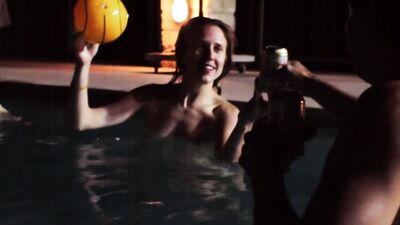Josephine Decker, Jennymarie Jemison – Loves Her Gun (2014)