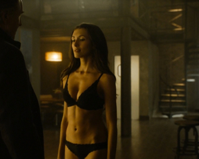 India de Beaufort sexy – Blood & Oil s01e06 (2015)