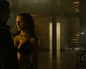 India de Beaufort sexy – Blood & Oil s01e06 (2015)