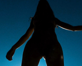 Marine Sainsily, Elina Lowensohn - Laissez bronzer les cadavres (2017)