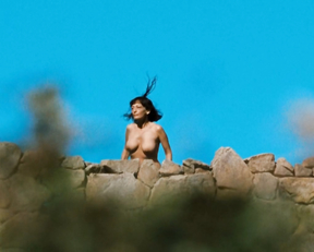 Marine Sainsily, Elina Lowensohn - Laissez bronzer les cadavres (2017)