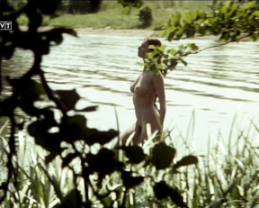 Renata Dancewicz nude – Diabelska edukacja (1995)