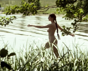Renata Dancewicz nude – Diabelska edukacja (1995)