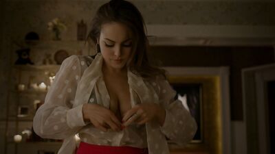 Elizabeth Gillies - Dynasty s02e21 (2018)