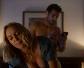 Erinn Hayes sex scene - Huge in France s01e03-04-07 (2019)