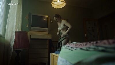 Verena Altenberger nude - Die beste aller Welten (2016)