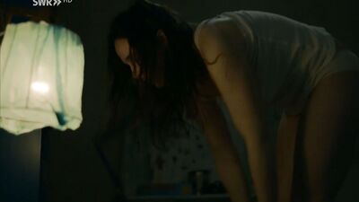 Verena Altenberger nude - Die beste aller Welten (2016)